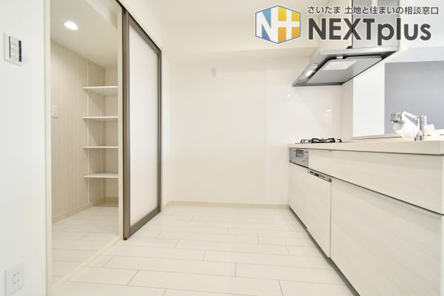 パーク上尾壱番館のキッチン|新品交換済みのお洒落なキッチン☆ そばにはパントリー（食品庫）としても利用できる収納BOX付き！対面キッチンなので、お料理中の奥様もリビングのご家族と会話が弾みます♪