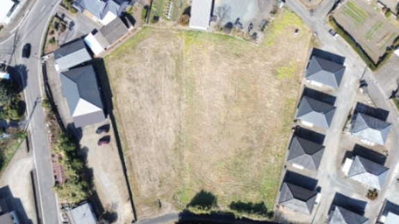 都城市高城町桜木の売地の前面道路含む現地写真