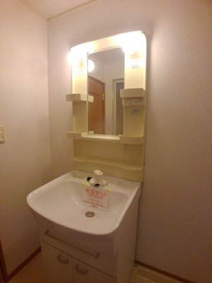 【洗面所】 | ブリュッケＢ | 明るい洗面所です