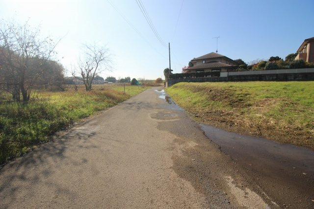 野木町野渡の前面道路含む現地写真|南東側道路（2021年12月撮影）