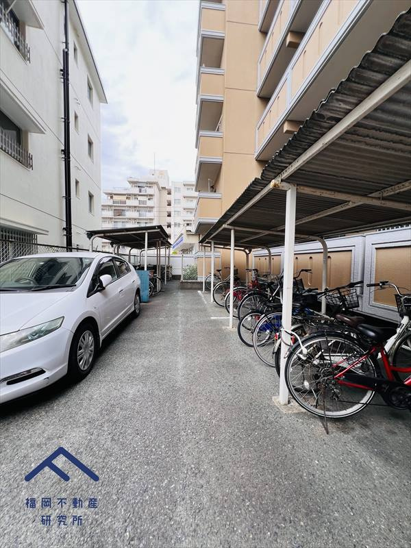 ロワールマンション吉塚の駐車場
