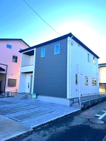 玉村町8期（全1棟）1号棟の外観|ナチュラルで飽きの来ないデザインは流行に左右されない家の形です。外構も綺麗に仕上がっています(^▽^)/
