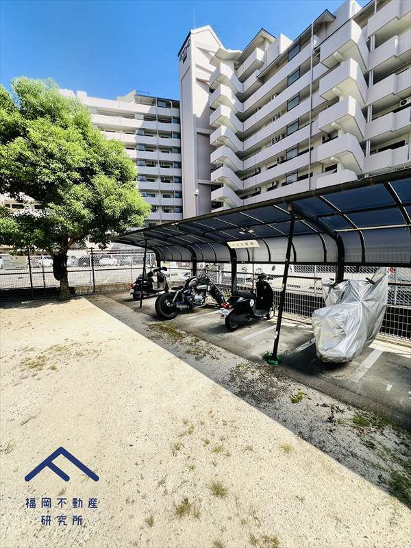 春日須玖パーク・ホームズの駐車場