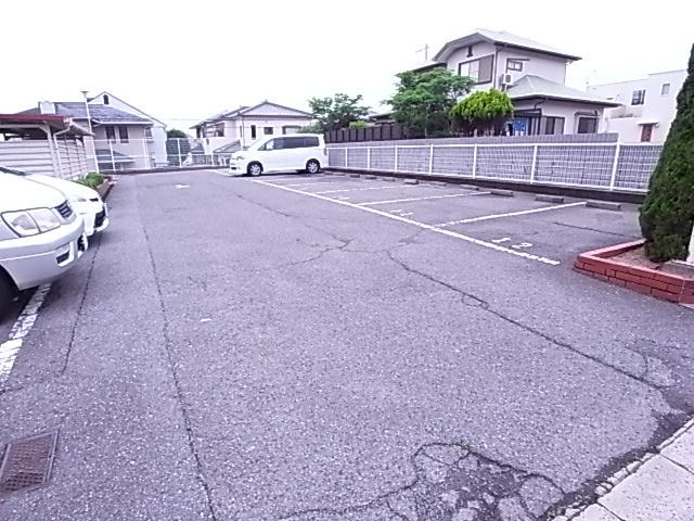 グランベア今井の駐車場