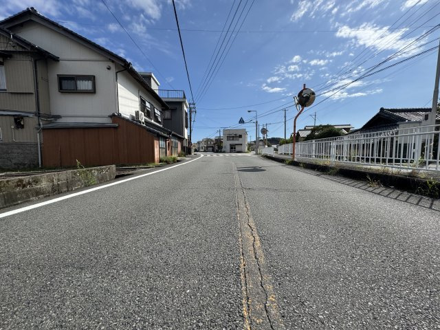 南国市大そね乙の前面道路含む現地写真|北側から南向きを撮影。本物件は画像の左側です。
