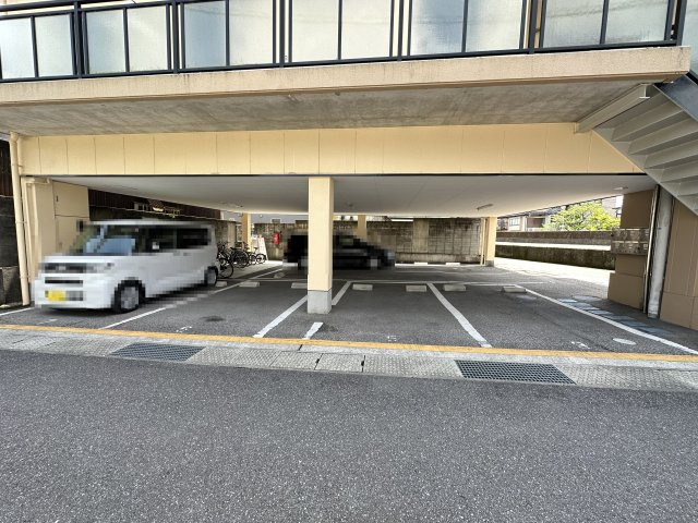 ピジョンの駐車場