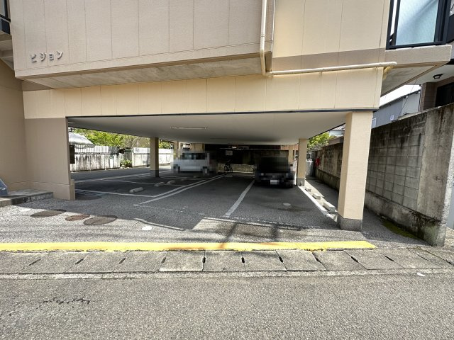 ピジョンの駐車場