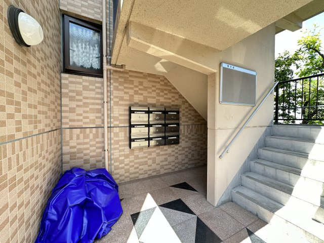 サンハイツ秦南のエントランス