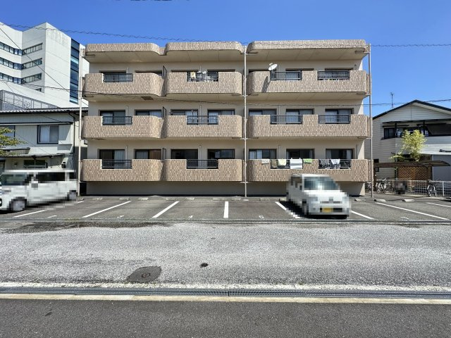 サンハイツ秦南の駐車場