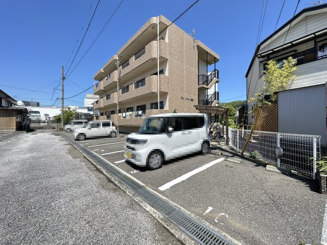 サンハイツ秦南の駐車場