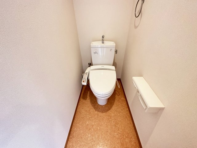 アスターハウス新本町のトイレ|落ち着いた色調のトイレです