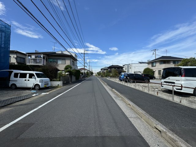 流山市西平井新築戸建【流山小学校：10分】の前面道路含む現地写真|東側前面道路・幅員約6ｍ