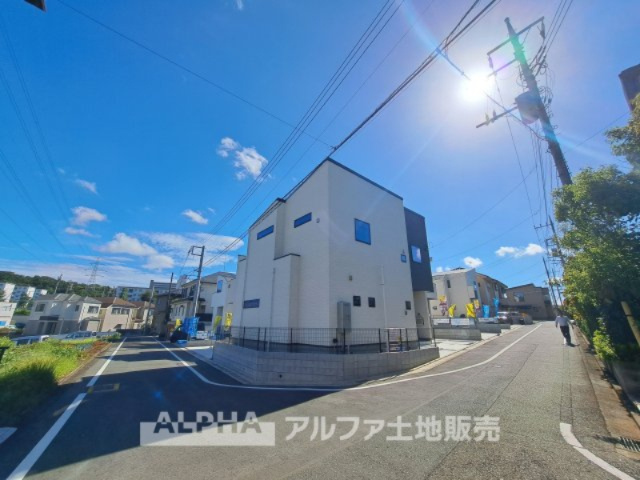 多摩市百草新築戸建7棟の周辺|【outward appearance】
◆時を忘れる場所◆みんなが集い、食事と楽しい会話が始まる。話に夢中になり、ついつい時を忘れ夜半過ぎになってしまう。そんな束の間の幸せを感じさせてくれる場所。