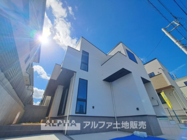 多摩市百草新築戸建7棟の外観|【Parking for 2 cars】
◆駐車場2台分◆「車が増えそう」「家族の自転車が多い」「バイクも停めたい」など、広い駐車スペースがみんなの欲しいを全て解消してくれます。