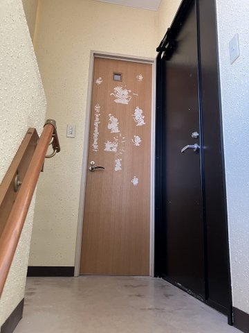 小清水ビルの玄関