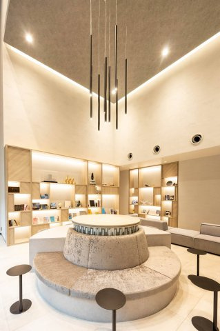 フロンティア新宿タワーのロビー