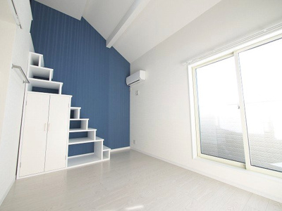 【洋室】 | ルラキス保土ヶ谷 | デニム生地使用の壁紙が魅力の室内