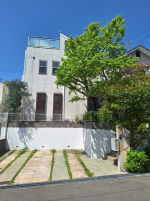 【外観】 | 苦楽園二番町　中古戸建 | 白を基調とした外観が印象的な建物。駐車スペースは並列２台駐車可能（車種による）