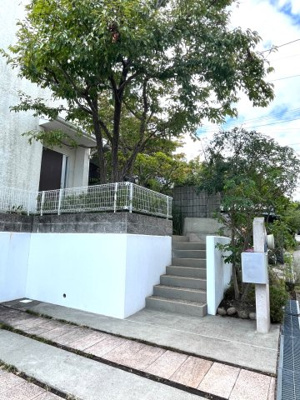 【エントランス】 | 苦楽園二番町　中古戸建 | シンボルツリーのあるアプローチ。