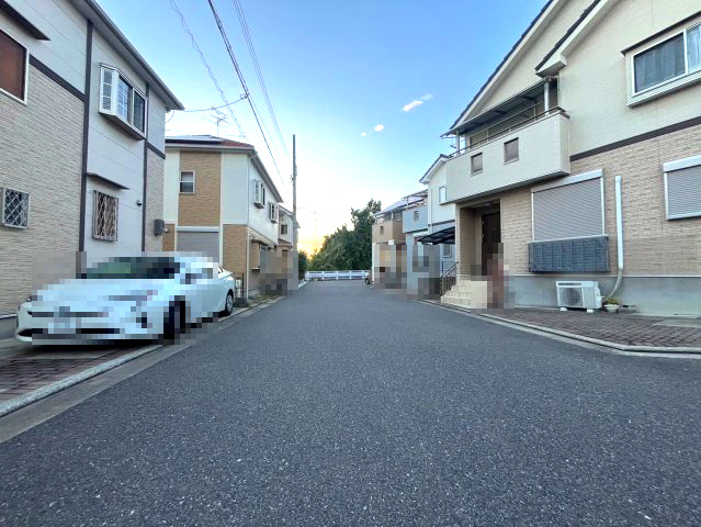 堺市中区八田北町の中古一戸建の前面道路含む現地写真