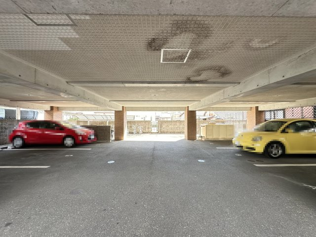 オリーブ新本町の駐車場