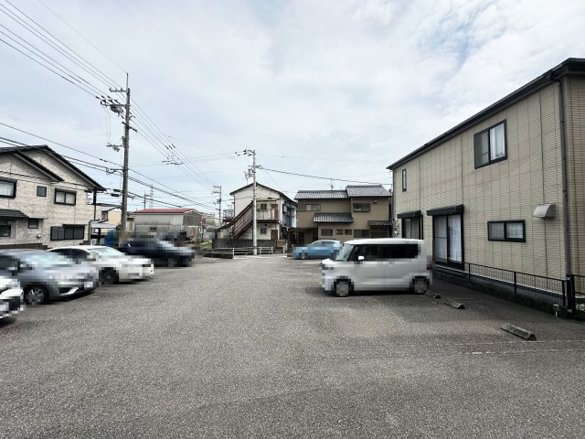 マリベールAZONOの駐車場