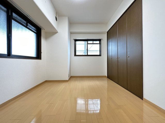 グランドール桜井の洋室