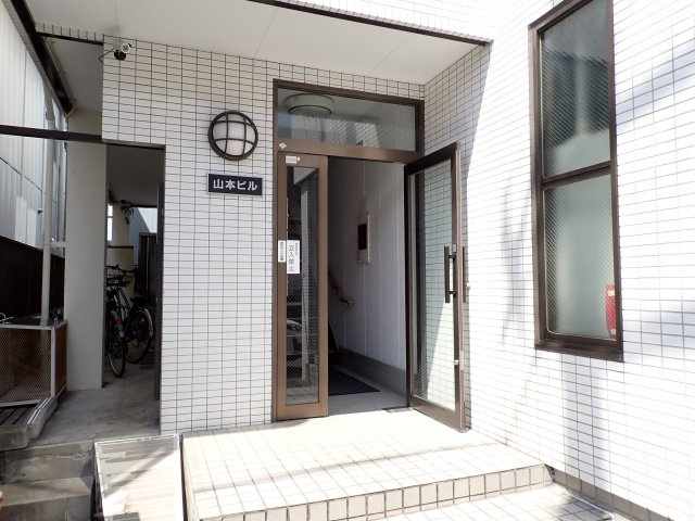 山本ビルのエントランス|出入口です