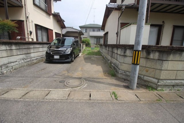 小山市駅南町2丁目の前面道路含む現地写真|前面道路より敷延部分（2022年6月撮影）