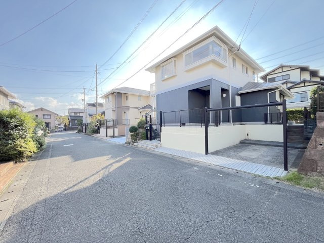 光が丘1丁目戸建ての前面道路含む現地写真