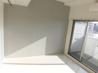 【居間・リビング】 | アルティザ淡路駅東 | 白基調の明るいお部屋です