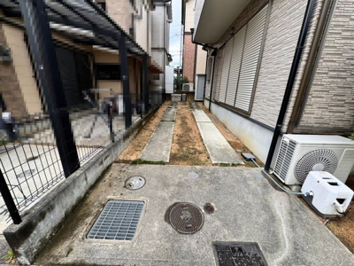 【駐車場】 | 内田町３丁目　中古一戸建 | 縦列駐車で2台止められます♪広々駐車スペースはママやお子様の自転車も停められますね！
