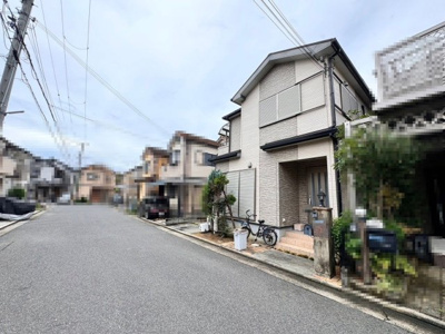 【前面道路含む現地写真】 | 内田町３丁目　中古一戸建 | 東面バルコニーですので、日当り良好で洗濯物が良く乾きそうですね！