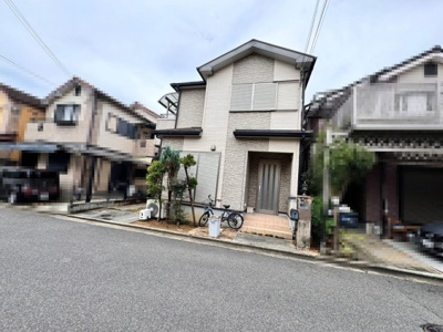 【前面道路含む現地写真】 | 内田町３丁目　中古一戸建 | 玄関にシューズボックスありますよ♪玄関周りもスッキリ片付きますね！
