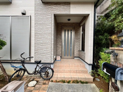 【玄関】 | 内田町３丁目　中古一戸建 | 雨戸シャッター付きで、防災や防犯に心強いですね♪