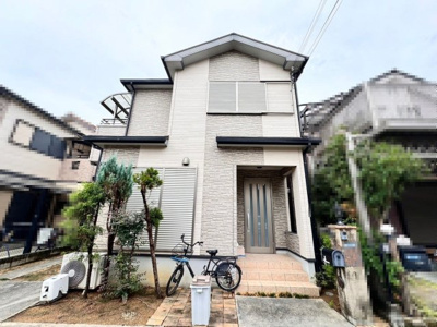 【外観】 | 内田町３丁目　中古一戸建 | 【土地約３０．２４坪】駐車２台可能！ゆとりある敷地でのびのび新生活をここではじめませんか！