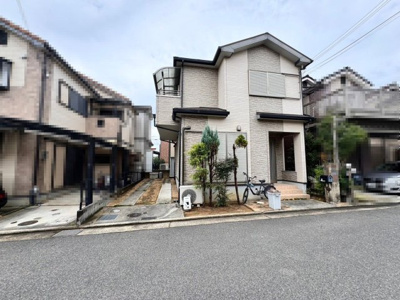 【前面道路含む現地写真】 | 内田町３丁目　中古一戸建 | 接道間口は約8mで、開放感がございます♪
