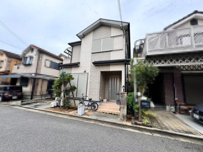 【前面道路含む現地写真】 | 内田町３丁目　中古一戸建 | 一坪以上の浴室でのびのび一日の疲れを癒して下さいね！浴室乾燥機付！
浴室に窓が付いているので、換気ができて湿気やカビ防止になりますよ！