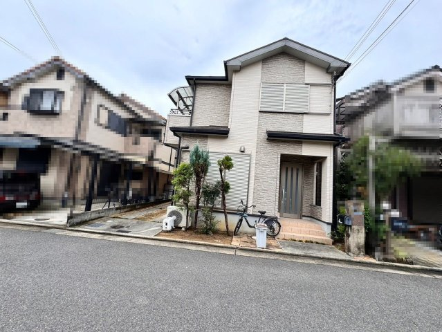 内田町３丁目　中古一戸建の前面道路含む現地写真|ゆとりのある洗面室ですよ♪朝の身支度もスムーズにできますね！