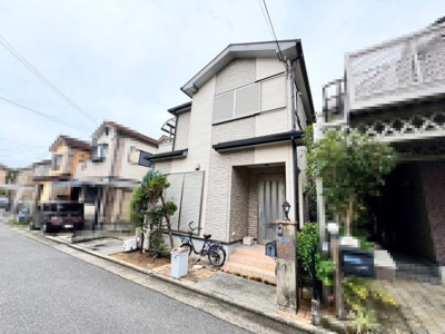 【前面道路含む現地写真】 | 内田町３丁目　中古一戸建 | トイレ１階と２階の２ヶ所あります！忙しい朝や家族の多いご家庭も安心ですね！
