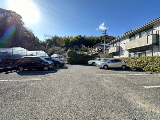 パルティールYの駐車場