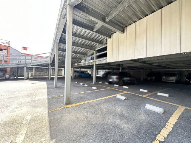 ガーデンハイム西村の駐車場