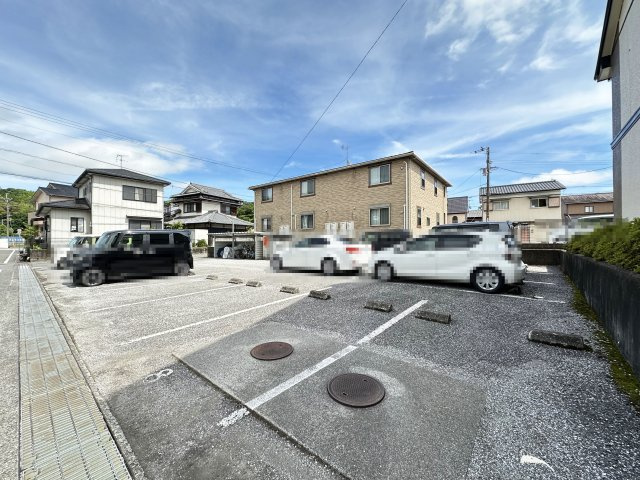 ハイツファミール B棟の駐車場