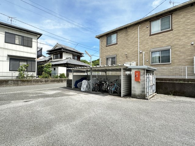 ハイツファミール B棟の駐車場