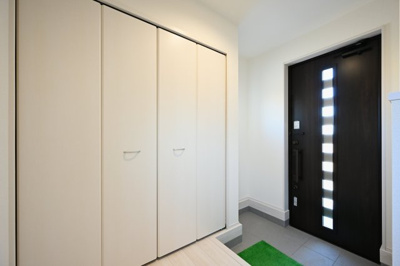 【その他共用部分】 | 一建設 太田第5新野町　1号棟 | 天井までの高さがあるたっぷり玄関収納。可動棚で調整可能ですので、背の高いブーツもすっぽり収まります。