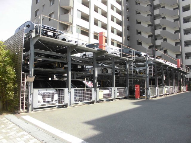 クレストフォルム東大島の駐車場