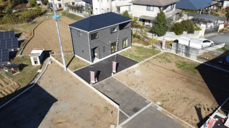 【外観】 | 甲府市西田町 新築全4棟 2号棟 オール電化 車3台駐車可　すっきりとした分譲地の一角です。
