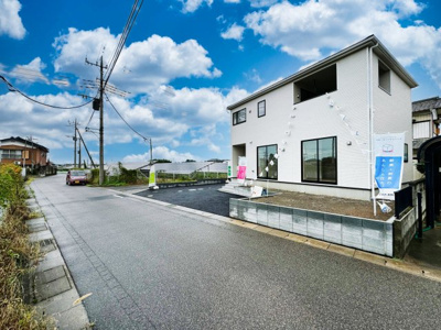 【前面道路含む現地写真】 | アーネスト 太田市尾島町第2 | 前面道路は5.2mと広く駐車がしやすく日当たりのよい