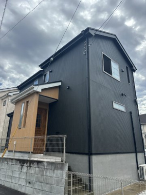 【外観】 | 藤沢市下土棚☆３ＬＤＫウッドデッキ付き中古戸建 | カースペース2台可能　前面道路広いので出し入れしやすい