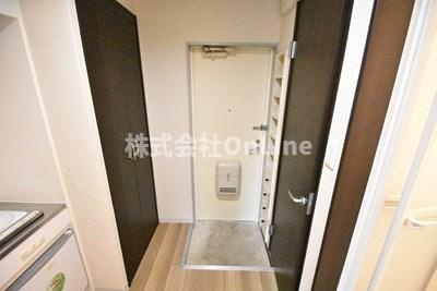 八尾市本町５丁目のアパートの玄関